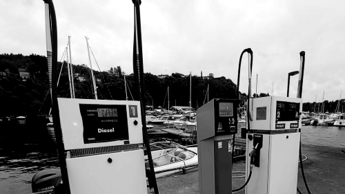 Drivstoff-pumper i en marina.